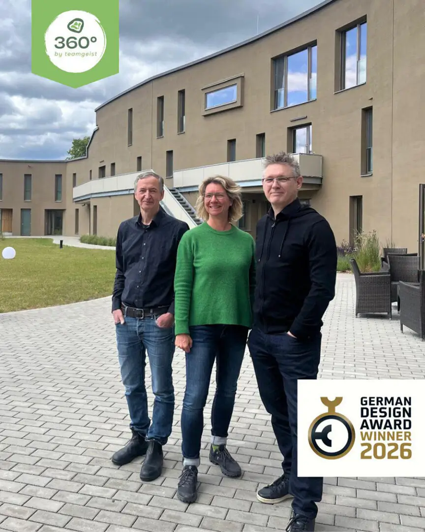 Die Architekten und die Geschäftsführerin Isabel Haufe vor dem 360° Teamgeist Resort Gebäude.