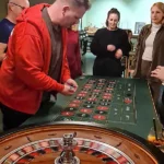 Roulette-Spieltisch mit Menschen darum im 360° by teamgeist