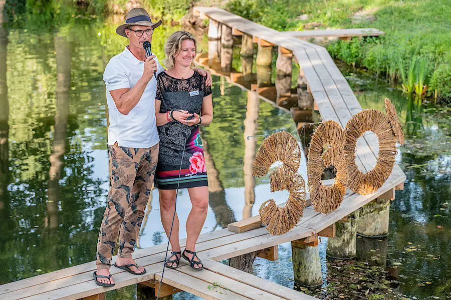 Die Gründer des 360 Grad auf dem Steg im Naturhafen